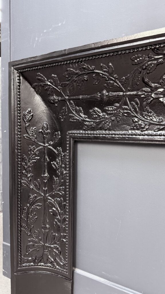 Antieke Gietijzeren Inzet met Fijn Bloemwerk — detail 1