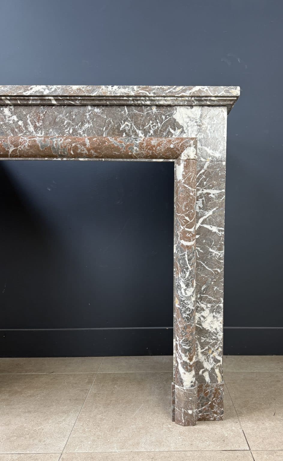 Sleek Antique Circular Fireplace in Nero Marquina Marble — detail 1